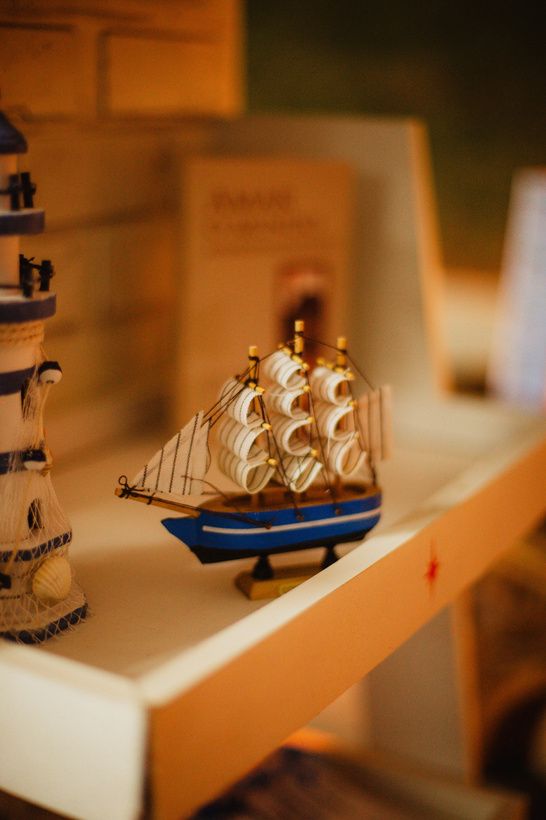 Miniatura de barco a vela na estante da escola