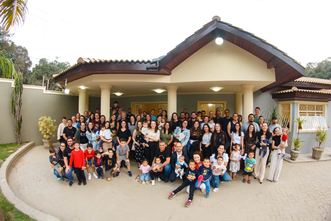 Famílias, alunos e educadores do Colégio reunidos em frente à escola