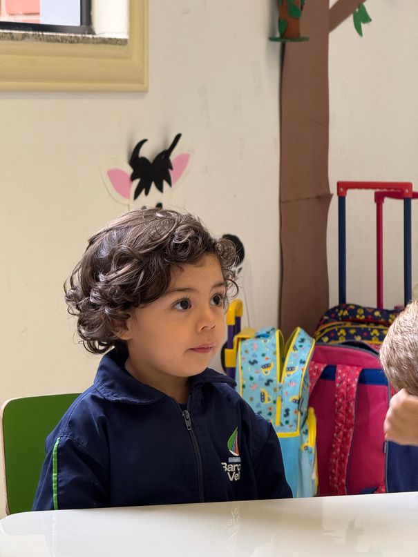 Criança em sala de aula