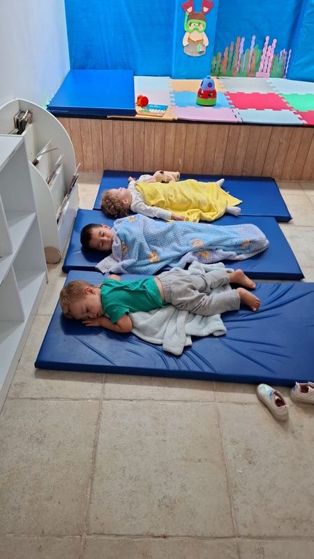 Crianças descansando na hora da soneca