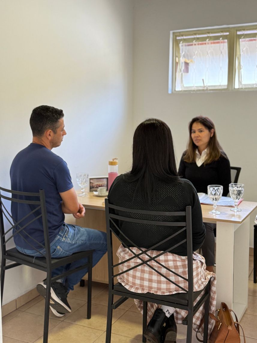 Pais conversando com a professora tutora em uma tutoria